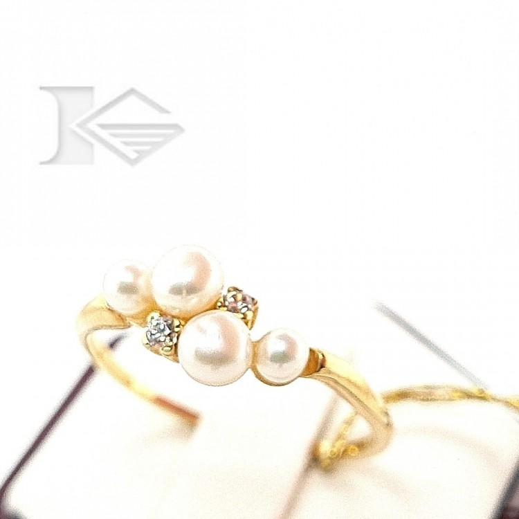 Złoty pierścionek z perełkami