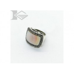 Srebrny pierścionek z masą perłową