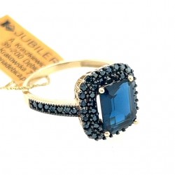 Złoty pierścionek z Topazaem London Blue i czarnymi cyrkoniami