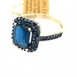 Złoty pierścionek z Topazaem London Blue i czarnymi cyrkoniami